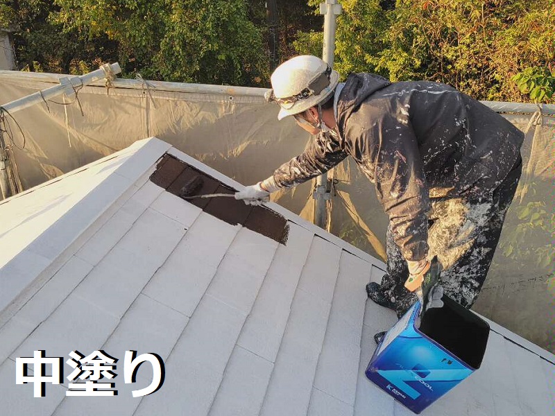 和泉市にて屋根塗り替えを実施 かかった費用は約16万円です アレスクール2液SIで中塗り