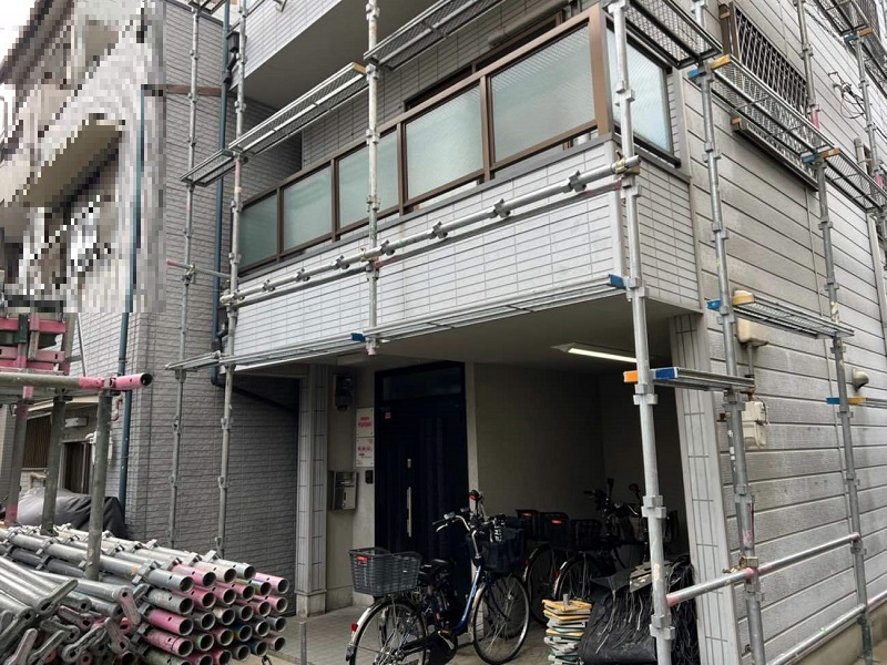 大阪市にてシーリング工事と外壁塗装で雨漏り予防を実施しました 足場仮設