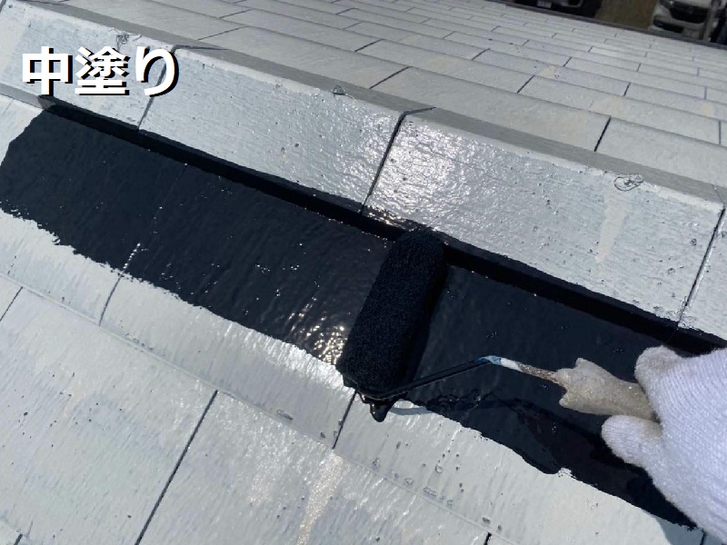 羽曳野市にて屋根の塗装工事を実施しました（セメント瓦を塗装）中塗り