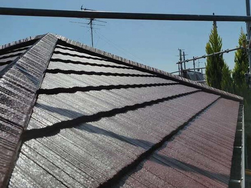 屋根塗装の色はワインレッドクールを使用