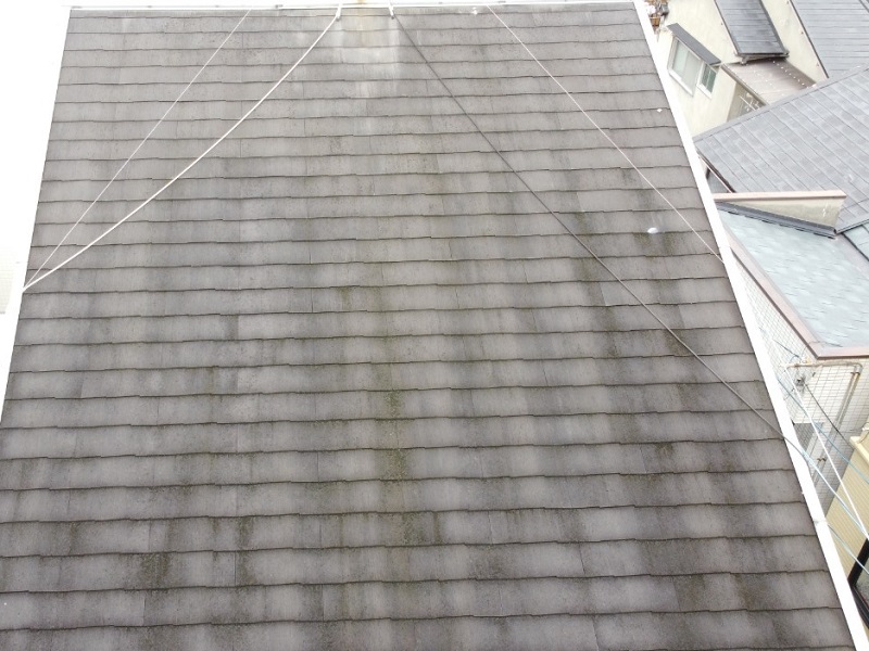 大阪市にてスレートの屋根塗装を実施！かかった費用は約12万円　施工前の苔汚れ