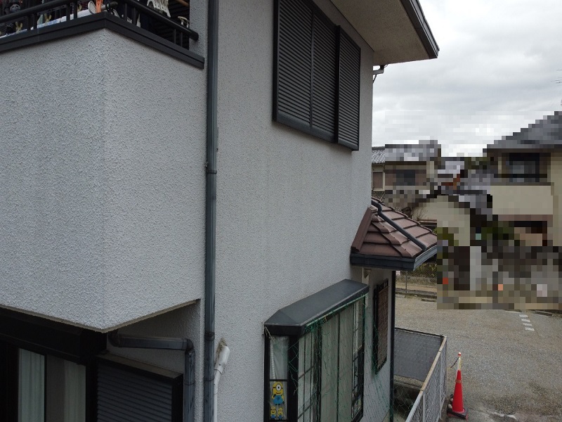 羽曳野市にて雨樋からの雨漏りにお困りの方からお問合せを頂きました 外壁の色褪せ