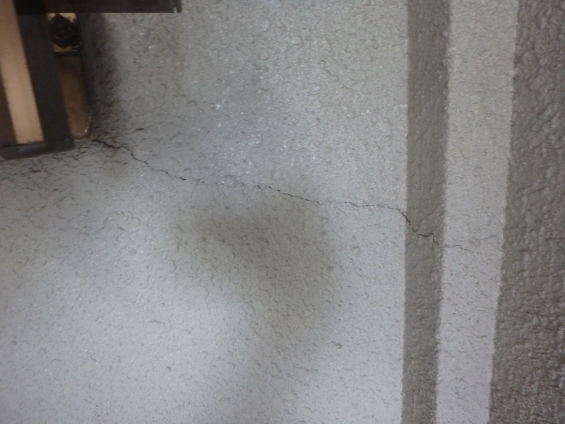 大阪市にて外壁の汚れにお困りのお宅で外壁塗装のお見積りを実施 ひび割れ（ヘアークラック）