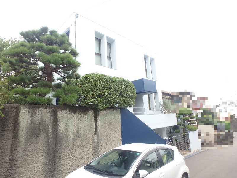 堺市にてモルタル外壁の劣化をピンネット工法で補修させて頂きました外壁塗装に使用した色は75-20Lと75-85B