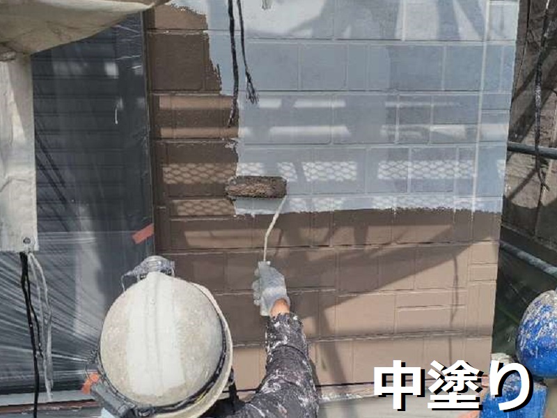 和泉市にてラジカル塗料アレスダイナミックTOPでの外壁塗装 アレスダイナミックTOPによる中塗り