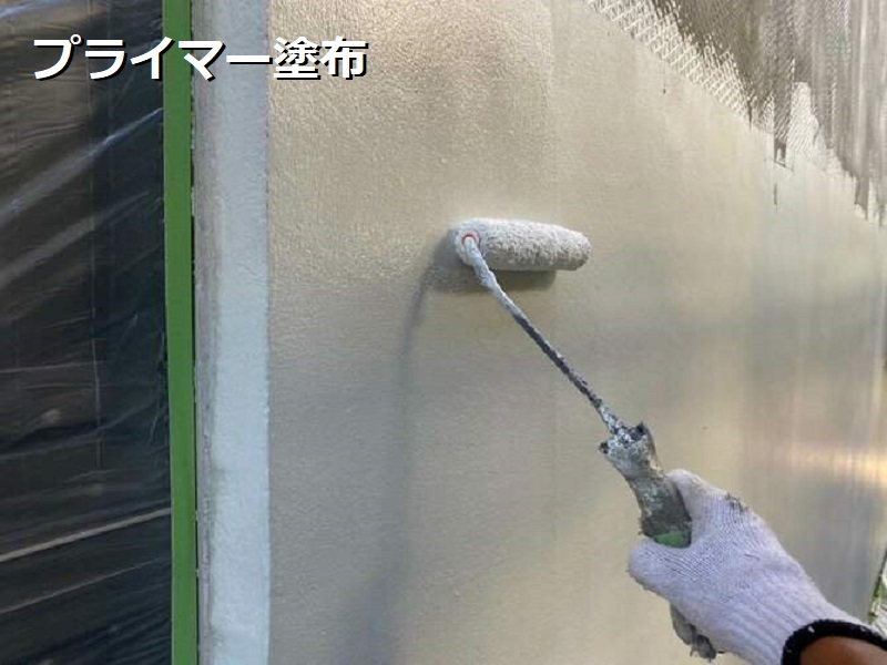 堺市にてモルタル外壁の劣化をピンネット工法で補修させて頂きました 工程3プライマー塗布