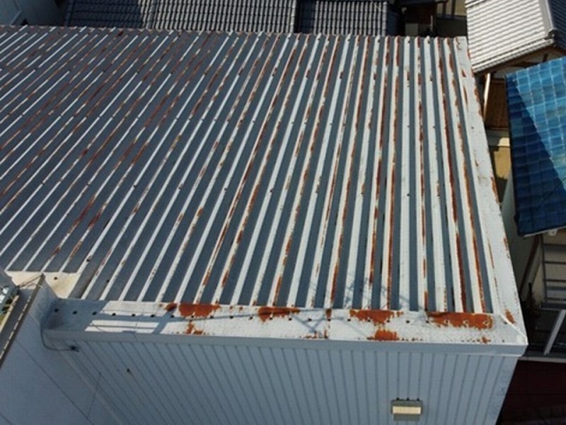 工場兼社屋の錆びた折板屋根