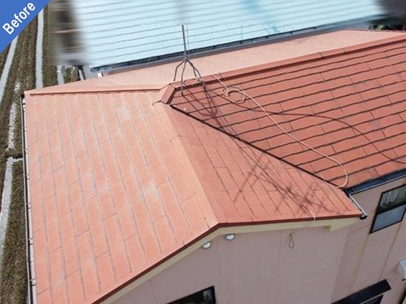 屋根塗装前の雨漏りしているスレート瓦の屋根