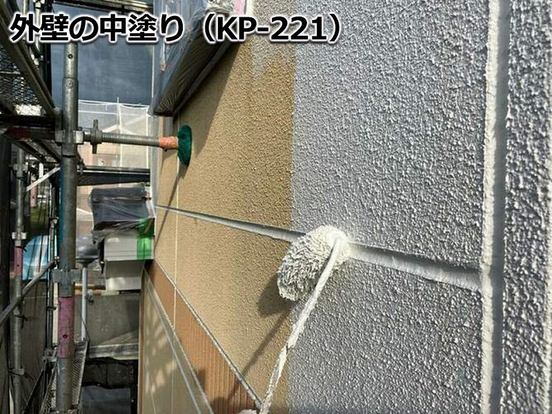 ALC施工の外壁へ中塗り（KP-221）