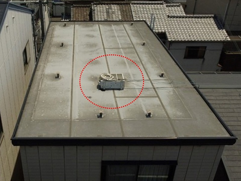 陸屋根の上にある未使用の室外機