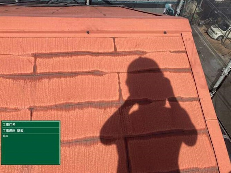 屋根からの雨漏り解決のため屋根塗装工事の開始