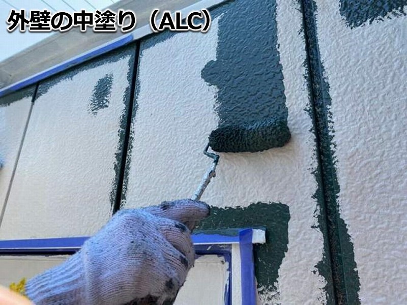 外壁の中塗り（ALC）