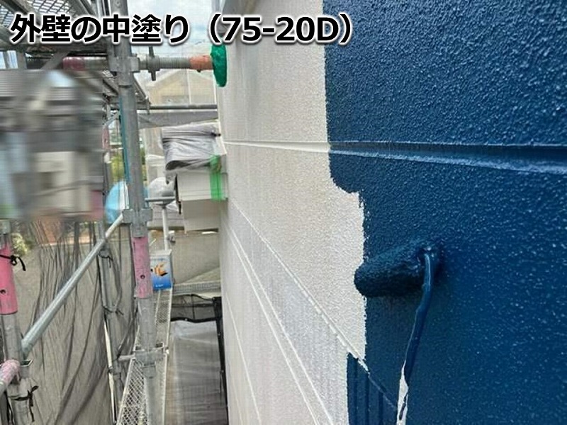 ALC施工の外壁へ中塗り塗り（75-20D）