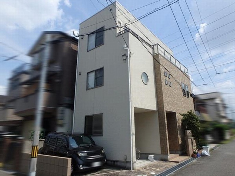 松原市のサイディングボードの浮きがある3階建て戸建て住宅