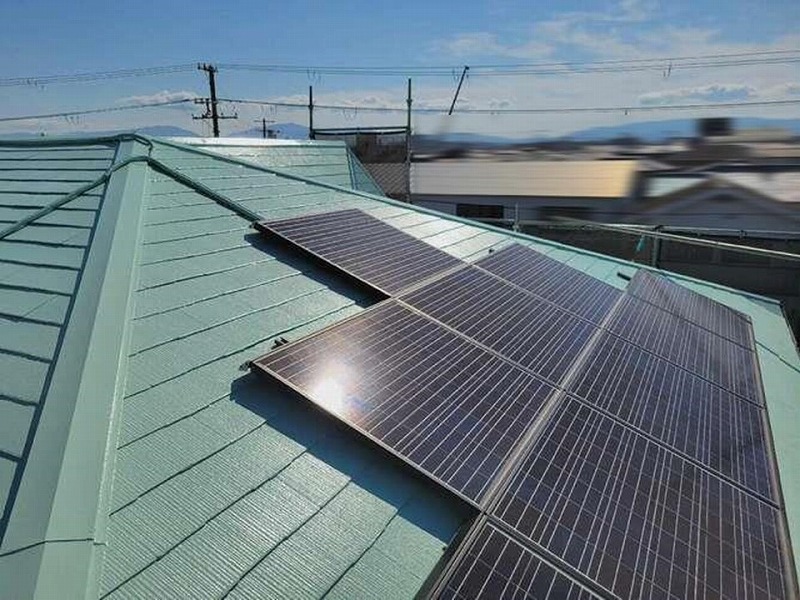 塗装後の太陽光パネルが設置された屋根