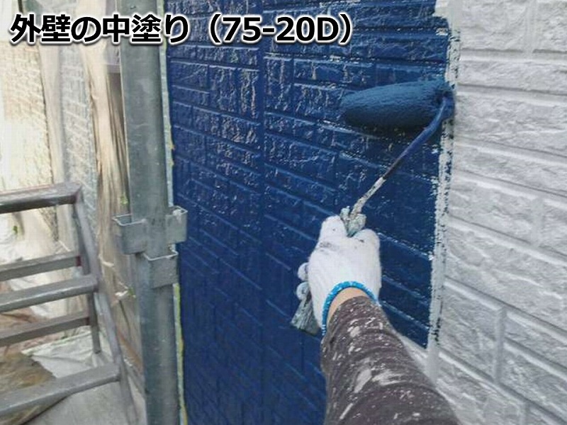 外壁の中塗り（75-20D）