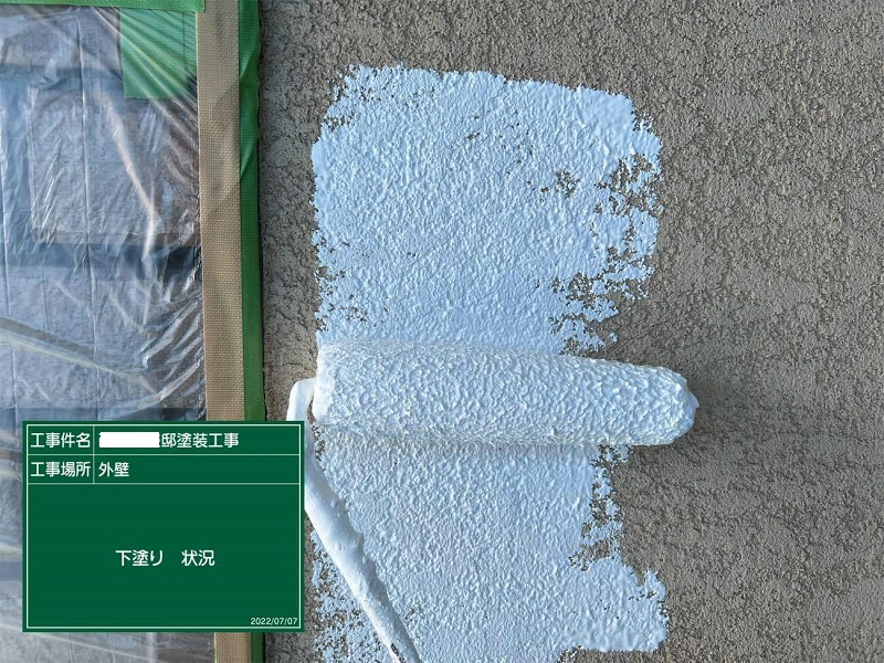 東大阪市にて一軒家の外壁塗装を実施（費用は約101万円）アレスクールシーラーで下塗り