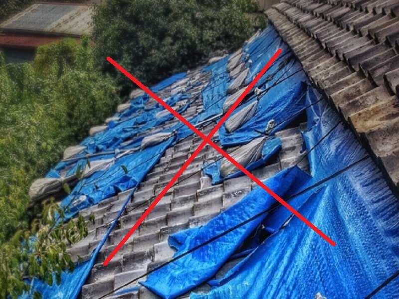 今すぐ止めたい！家にあるものでできる雨漏り応急処置の方法をご紹介 ブルーシートで屋根を覆ってはいけない