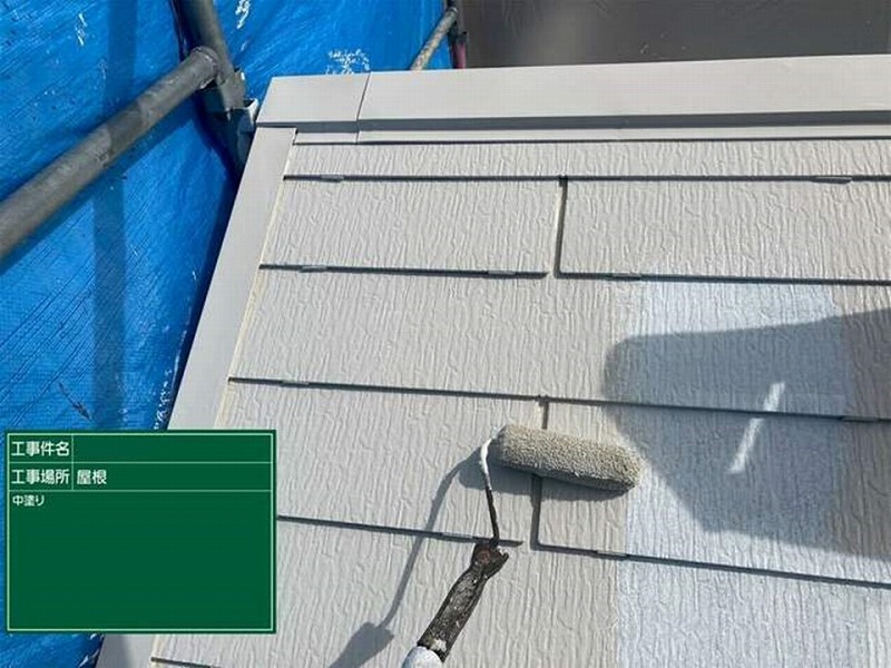遮熱塗料で屋根の中塗り