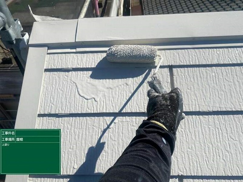 遮熱塗料で屋根の上塗り
