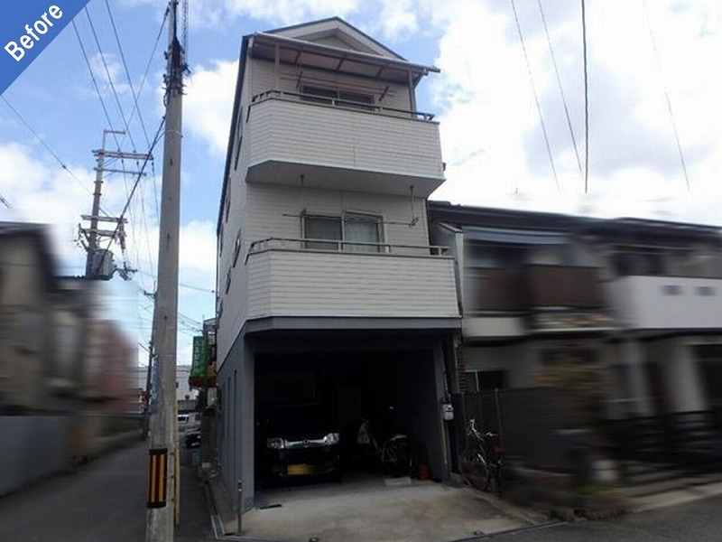 シーリングの劣化によるサイディングの浮きある東大阪市の戸建て住宅の正面
