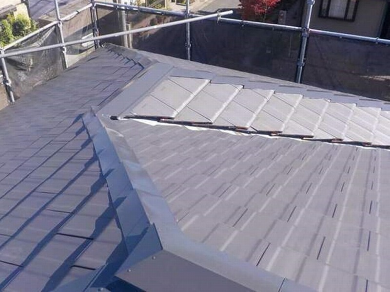 屋根板金の塗装が完了した陶器瓦