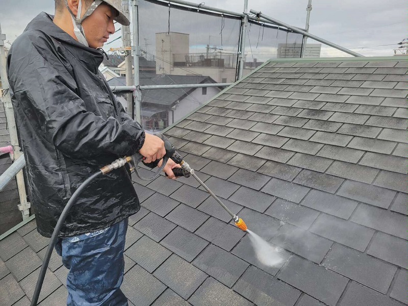 羽曳野市のスレート瓦にて屋根塗装と補修をさせて頂きました  業務用高圧洗浄機で洗浄