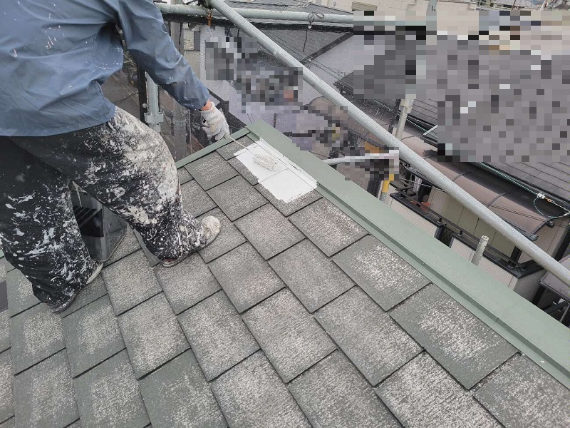 羽曳野市のスレート瓦にて屋根塗装と補修をさせて頂きました  アレスクールシーラーで下塗り