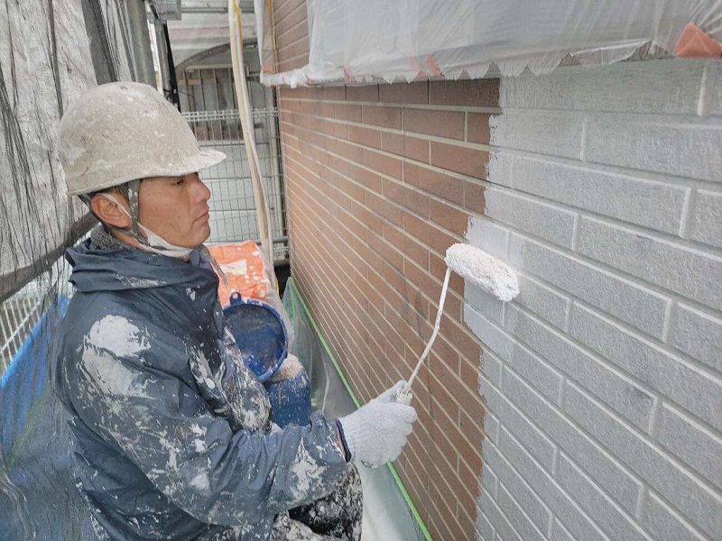 羽曳野市にて築18年の一戸建ての外壁塗装を施工させて頂きました RSゴールドSIで中塗り