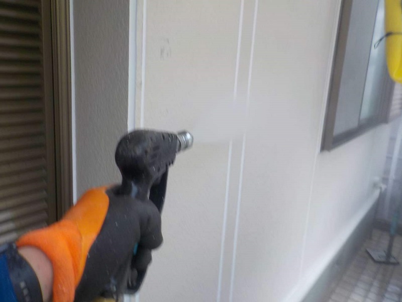 羽曳野市にてカビ汚れを外壁塗装で一新！次世代塗料タテイル2を使用 業務用高圧洗浄機で洗浄