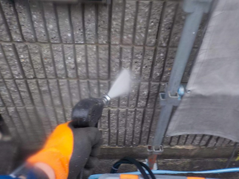 羽曳野市にてカビ汚れを外壁塗装で一新！次世代塗料タテイル2を使用 業務用高圧洗浄機で洗浄