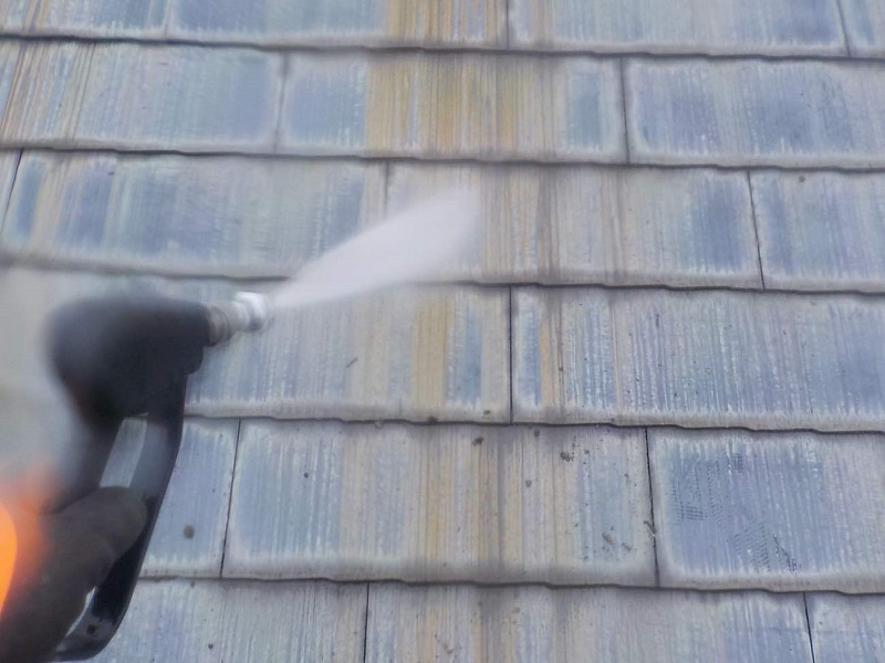羽曳野市の屋根塗装に使用した塗料の種類は最高グレードのタテイル2　業務用高圧洗浄機で屋根を洗浄