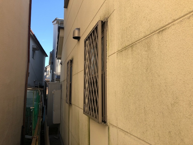 大阪狭山市にてALC施工の外壁点検を３年ぶりに再訪問しました 外壁の汚れ（コケ）