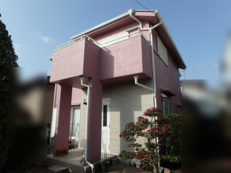 ピンクの外壁×レンガ調サイディングを組み合わせた事例