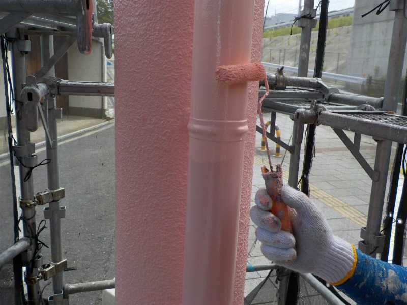ピンクに塗装した雨樋