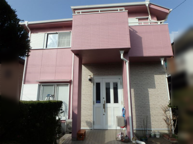 異素材と組み合わせたピンクの住宅