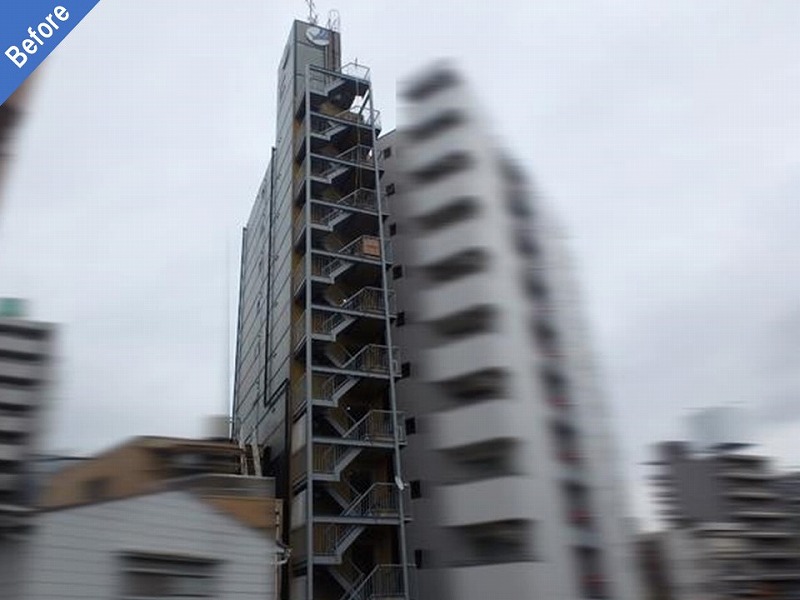 塗装工事前の大阪市浪速区のマンションの背面