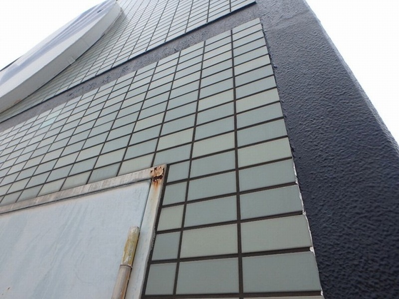 外壁の劣化が目立つマンション