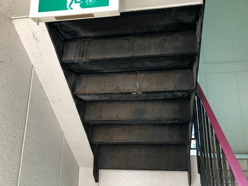 階段裏の鉄部