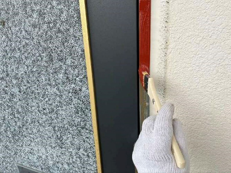 玄関ドア枠へサビ止め塗布