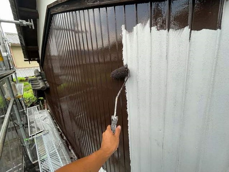 トタン外壁へシリコン塗料で上塗り