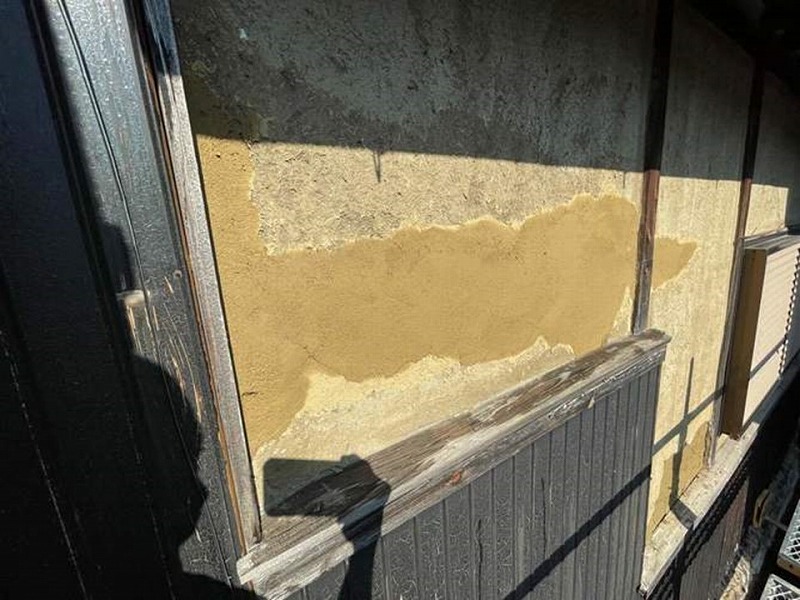 補修後モルタルが乾燥した漆喰外壁