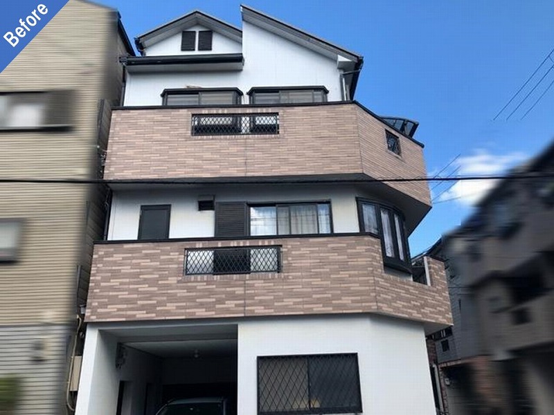 大阪市東住吉区の外壁塗装前のサイディングとモルタル外壁の戸建ての正面