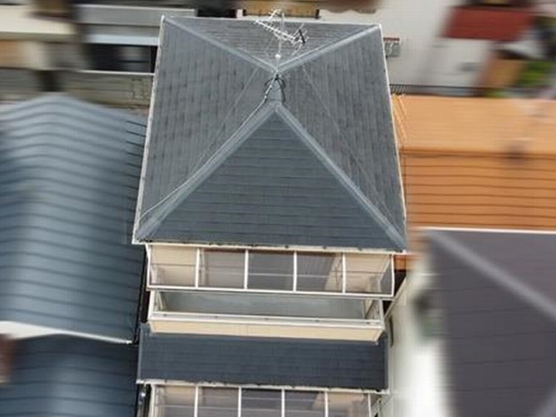 スレート瓦の屋根とベランダのパネル