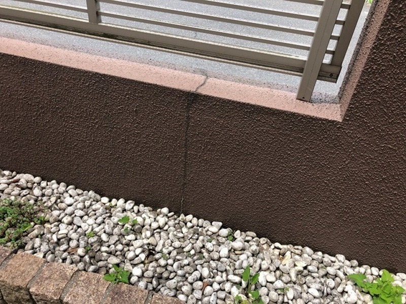塀のひび割れ
