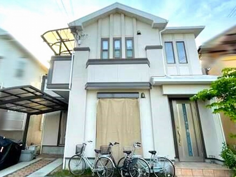 和泉市のツートンカラーで外壁塗装後のサイディング外壁の戸建て住宅