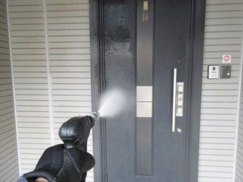 玄関ドアの高圧洗浄