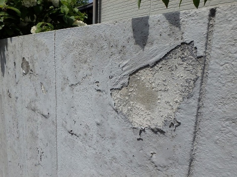 塗膜の剝がれた外塀