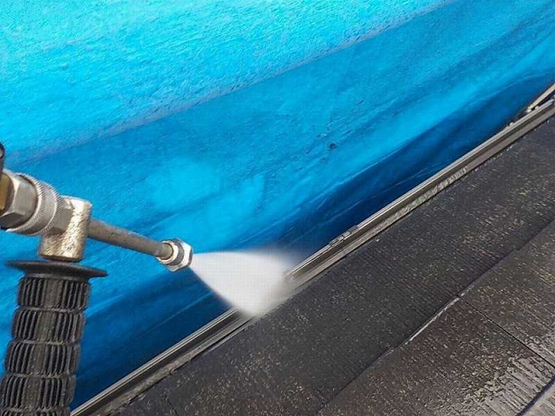 ブルーシートで屋根からの洗浄水の飛散を防止