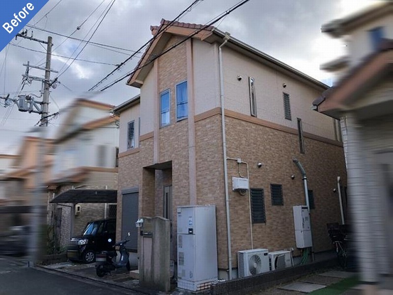 ツートンカラーで外壁塗り替え前の戸建て